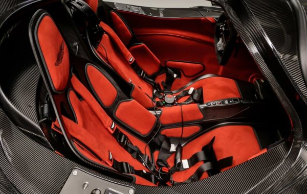 За интериора са използвани небоядисани въглеродни влакна и черна и червена алкантара. Според табелата на прага това е 51-ата бройка от модела. Колата е изминала само 123 километра, което позволява на аукционерите да я смятат за нова.
