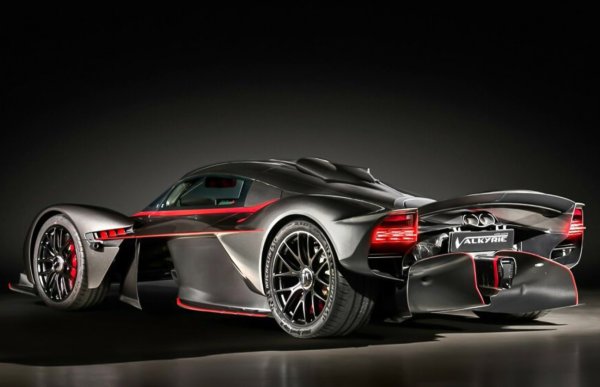 Хипераколата със задно предаване разчита на хибриден агрегат с мощност 1146 конски сили с 6,5-литров V12, създаден от Cosworth ексклузивно за този модел, и електрически мотор в седемстепенна роботизирана трансмисия, произведена от Ricardo.
