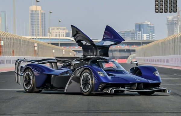 В Дубай се предлага още по-рядък автомобил. В света има само 11 подобни пистови коли, като общо те ще бъдат 40. Всяка струва на купувача поне 4 млн долара. Тази е излизала само веднъж на писта, а през останалото време е била в частна колекция. Не е изненадващо, че състоянието е определено като &bdquo;идеално&ldquo;.
