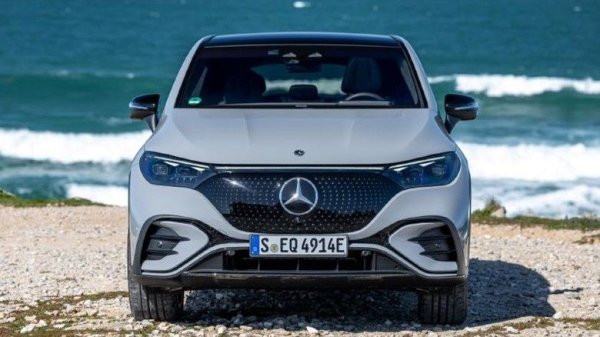 EQE не е много далеч от EQB, въпреки че се предлага както в седан, така и в SUV версии. Интересното е, че SUV е по-вероятно да има по-добра стойност от седана, запазвайки от около 47% до 35% от първоначалната си цена. Междувременно седанът може да запази до 48% от стойността си, но може да падне и до 30%. Във всички случаи рискът е доста сериозен.

За щастие EQE не е далеч от EQB по отношение на цената и това важи както за седана, така и за SUV. Дори и да го продавате за най-ниския процент, все още губите по-малко пари от това, което записва S-Class. Този модел има втората най-лоша стойност при препродажба от всички модели на Mercedes-Benz, налични днес, и въпреки това все още не е най-лошият избор като употребяван автомобил за покупка или продажба.
