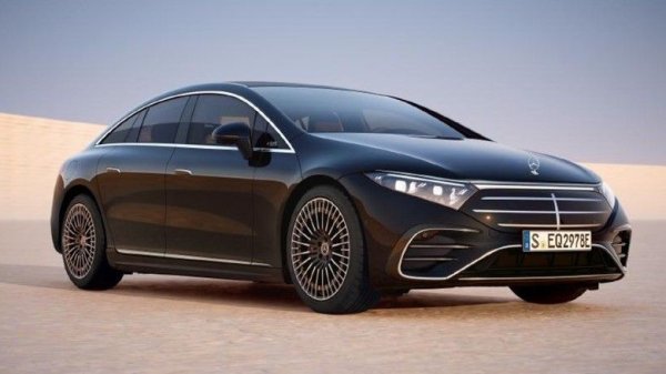 Въпреки че е електрическо превозно средство със стилове седан и SUV като EQE, по-големият EQS е съмсем близо до Mercedes-Benz S-Class в много отношения. В допълнение към цената си, която надхвърли 100 000 долара и за двата типа каросерия, той завършва с най-лошата възможна стойност при препродажба от всеки модел на марката, с около 33% за SUV и зашеметяващо ниските 27% за седана. Последното се оказва и по-скъпият вариант, което може би го прави абсолютно най-лошият избор за дистрибуторите.

Най-старият модел за EQS излезе през 2022, така че може да твърдите, че стойността му при препродажба все още може да се окаже по-добра, отколкото изглежда след 5 и пет години. Но вече се смяташе, че той губи почти 50% от стойността си само след една година, падайки по-бързо от всеки от конкурентите си. Тъй като това е и луксозен електромобил, това просто прави процентната му загуба още по-мъчителна.
