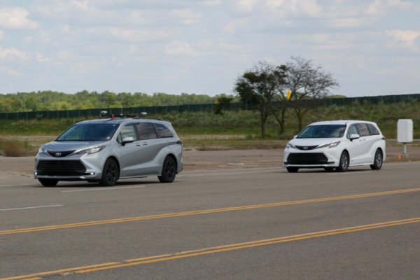 Тегленето без механична връзка е нещо, което трябва човек да види, за да повярва в него. В този случай вторият автомобил влиза в автоноен режим, като използва всички свои сензори и си комуникира с други превозни средства, за да може да се движи точно по следите от колелата на първата кола. В Toyota вече са готови с два прототипа на миниана Siena, които да демонстрират новата технология. Те се движат с ниска скорост на полигона за тестване на автономни и електрически превозни средства, като дори при преминаване през кръстовище разстоянието между тях си остава непроменено.