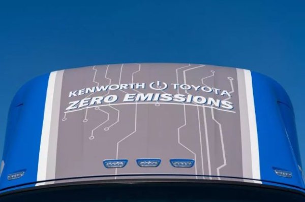 Toyota тества задвижване с водородни горивни клетки при товарния модел Kenworth T680. Той им шест резервоара за водород, разположени зад водача, като те бронирани, за да издържат на куршум калибър 50. Машината има четиристепенна автоматизирана ръчна трансмисия, която извършва смяна на предавките. Камионът има пробег от около 300 мили при теглена на товар с тегло 36 тона, като от Toyota твърдят,  че задвижващите механизми са проектирани да издържат толкова дълго, колкото еквивалентен дизелов двигател. 