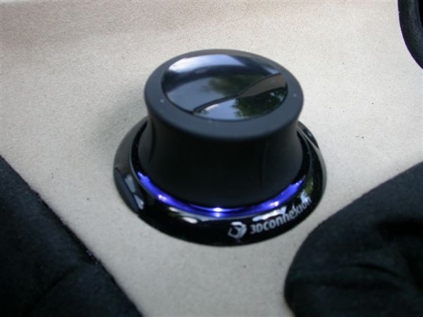 Подобно на нея, системата се управлява чрез джойстик разположен до скоростният лост