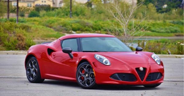 Ако има нещо, което Alfa Romeo е усъвършенствала, то е създаването на великолепни автомобили. В историята на италианската марка има много красиви коли, сред които са Tipo 33 Stradale, SC Competizione и Giulia. Към тях през 2013 година се присъедини и 4C, при който, за съжаление, единственото вълнуващо нещо беше дизайнът.

Всичко останало по автомобила може да бъде определено като „задоволително“ в най-добрия случай. Това се отнася и за 1,75-литровия бензинов турбомотор, развиващ мощност от само 240 к.с.