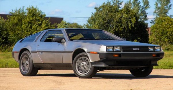 Когато се появи през 1981 година, Delorean DMC-12 веднага привлече вниманието със своя елегантен дизайн и вдигащи се нагори врати. Автомобилът се превърне в холивудска икона, благодарение на участието си във филма „Завръщане в бъдещето“, като изглеждаше сякаш идва от един друг свят. Имаше обаче един сериозен недостатък – двигателя.

Под капака на футуристичната машина беше поставен 2,8-литров V6, който развива мощност от 130 к.с. Те стигат за максимална мощност от 180 км/ч, което е прекалено малко за автомобил, струващ около 25 000 долара.
