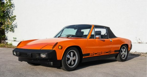 Porsche рядко греши със спортните автомобили, като доказателство за това през годините са 911, 918 Spyder и дори новият Taycan. Всеки производител обаче има своите провали, а за германската марка той идва през 1969 година, когато е представено ужасното 914.

Има много неща, които хората мразят в този модел. Той е най-грозното Porsche за всички времена и не прилича на нито един друг модел на марката. Освен това, под капака му е поставен и най-слабия двигател на Porsche – 2,0-литров с 4 цилиндъра, развиващ 110 к.с.