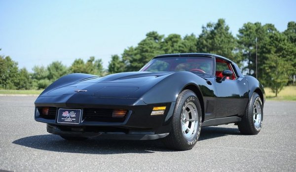 Американската автомобилна индустрия има сериозни проблеми през 70-те и 80-те години на миналия век, тъй като трябва да се справя с недостига на петрол и със замърсяването на околната среда. Новите екологични стандарти принуждават автомобилните производители да се откажат от масивните и мощни двигатели, доминиращи през 60-те години.

Строгите ограничения на вредните емисии водят до появата на автомобила като Chevrolet Corvette California 305. Неговият огромен проблем се намира под капака &ndash; V8 Small Block, който развива едва 180 к.с. А това е прекалено малко за автомобил с такава история, който е ценен заради бързината и пътното си поведение.