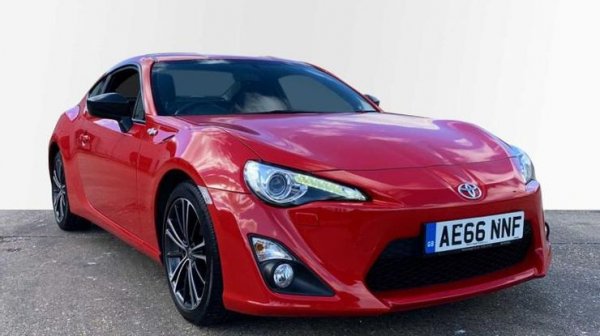 През 2012 година Toyota представи GT86 и неговия брат-близнак - Subaru BRZ. И двата автомобила привлякоха много внимание заради спортния си външен вид, ниското си тегло, отлична управляемост и нелоша динамика. Още първите отзиви от хората, които имаха възможност да ги карат, бяха, че и двете коли са прекалено бавни.

Това се дължи на 2,0-литровия атмосферен двигател с 4 цилиндъра, който изпраща мощността към задните колела. Toyota GT86 се нуждае от цели 8 секунди, за да достигне 100 км/ч, което е много разочароващо за феновете на марката. Затова и не бива някой да се учудва, защо продажбите на този модел са толкова слаби.