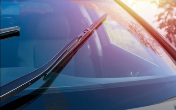 Безопасността на движението зависи от видимостта. Особено през есента, когато климатичните условия не винаги са благоприятни. Лошото време влияе върху чистотата на предното стъкло на автомобила, а непочистеното му място може да скрие кола, пешеходец или друго препятствие от вниманието на водача. Доброто състояние на чистачките на предното стъкло, като правило, се показва от липсата на мръсотия и водни петна по стъклото след тяхната работа. Чистачките трябва да почистват повърхността след първото движение. Ако след второто или дори третото движение има следи по стъклото, това показва критично износване на чистачките.