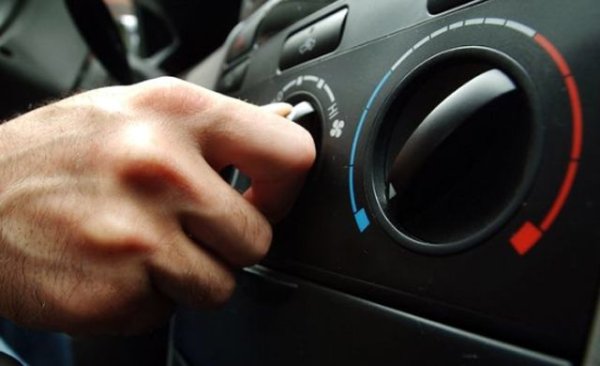 Работоспособността на климатичната система трябва да се проверява при горещ двигател и е по-добре незабавно да настроите терморегулатора на максимум. В този случай топлината трябва да започне да излиза от въздуховодите незабавно. Ако това не се случи, най-вероятно радиаторът е запушен. А в кола с автоматичен климатичен контрол причината за това може да е дефектен температурен датчик. Уверете се, че въздухът тече във всички посоки: насочете го към краката, към стъклото и към лицето.
