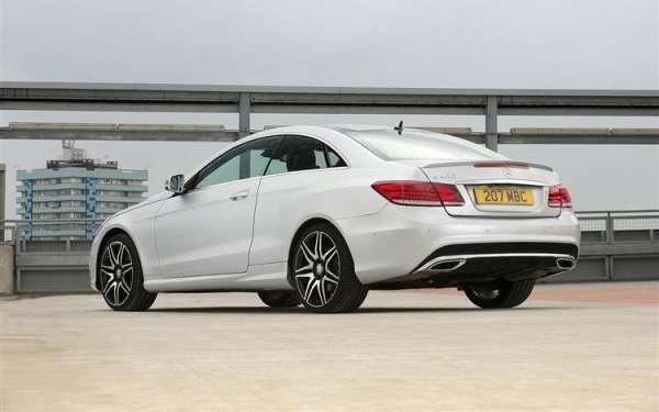 Среден процент проблеми: 9,0%
Среден пробег: 77 000 км
Купе-версията винаги се е представяла много по-добре от обикновената Е-класа, но това не е изненада, защото всъщност става дума за съвсем друг автомобил. Купето (C207/A207) е върху платформата на W204 C-class и се прави в Бремен, вместо в Зинделфинген. Трябва да се внимава за веригата на най-мощните V8 двигатели. Имаше сервизна акция при дизелите заради течове по горивопровода. Друга сервизна акция засегна сервоусилването (2017). 
