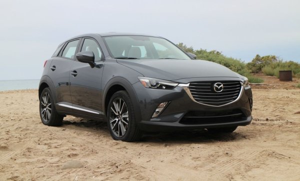 Среден процент проблеми: 6,5%
Среден пробег: 68 000 км
Субкомпактният кросоувър дебютира на повечето европейски пазари през 2016 и незабавно се приземява на първото място в класацията на TUV за надеждност от тази година. Тукашните модели са произведени в Хирошима, докато паралелният внос от САЩ и Канада всъщност е мексиканска сглобка. По същество повдигната версия на Mazda 2, тази кола не изпъква нито с шумоизолация, нито с изобилие от пространство. Но двигателите и скоростните кутии са много надеждни. Единствените по-сериозни критики са към мудната мултимедийна система - проблем, който бе оправен при фейслифта през 2019. Като цяло CX-3 е кола, на която може да се разчита. Толкова по-жалко, че Mazda спря да я предлага на Стария континент. 
