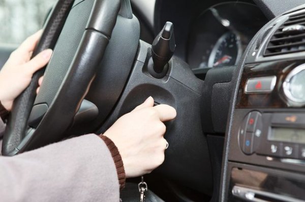 Един от основните фактори, който може да ви покажат, че сте сипали лошо гориво, са трудности при стартирането на превозното средство. Замърсеното или остаряло гориво не осигурява достатъчно мощност за стартиране на двигателя. Затова, ако колата не запали, може да се провери състоянието на бензина. Това обаче може да се дължи и на други фактори като неизправност на свещите или повреда на горивната помпа.