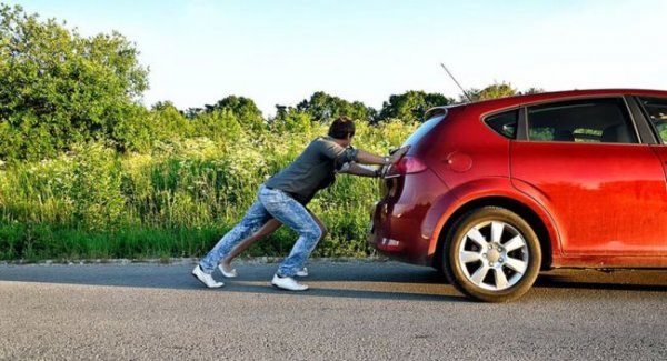 Ако превозното средство спре по време на движение, това също може да се дължи на замърсено гориво, тъй като двигателя не го изгаря равномерно. Този проблем е много рядък, но все пак не може да бъде изключен. Явлението се проявява особено при движение нагоре.
