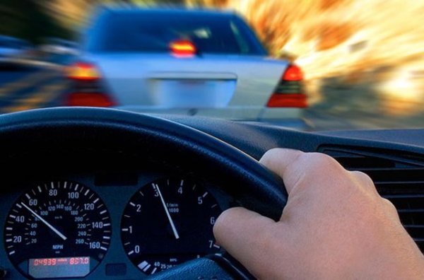 Бензинът с лошо качество може да стане причина за аномални колебания на темпото на движение. Това са внезапни намалявания на скоростта или ускорения, без да се променя начина на използване на педалите. Подобно нещо не само се отразява негативно върху задвижващата система на автомобила, но и може да бъде опасно за шофьора и пътниците, тъй като рязко спиране или увеличение на скоростта създава предпоставки за причиняване на инцидент на пътя.