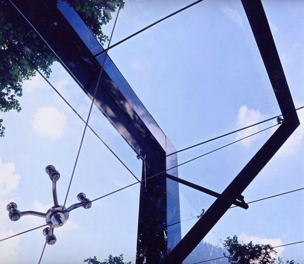 Съвременен гараж от Брунете Фракароли, съчетаващ атрактивна визия и максимална функционалност по уникален начин