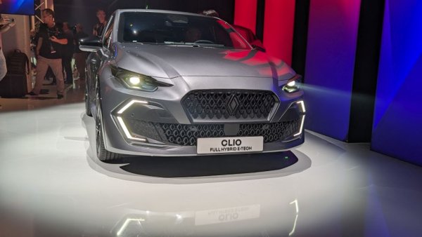 Главният упрек, който дизайнерите ни получиха при представянето на предишното, пето поколение на Clio, бе, че то твърде много прилича на четвъртото поколение, обясни пред Automedia.bg Арно Белони, директорът по маркетинга на Renault. Затова за шестото поколение екипът на главния дизайнер Лоренс ван ден Акер е променил изцяло очертанията. Новото Clio има по-дълъг преден капак, по-динамична линия на покрива, която го кара да изглежда като купе, изцяло нови предни и задни (разделени) светлини, и интегриран в корпуса спойлер. 