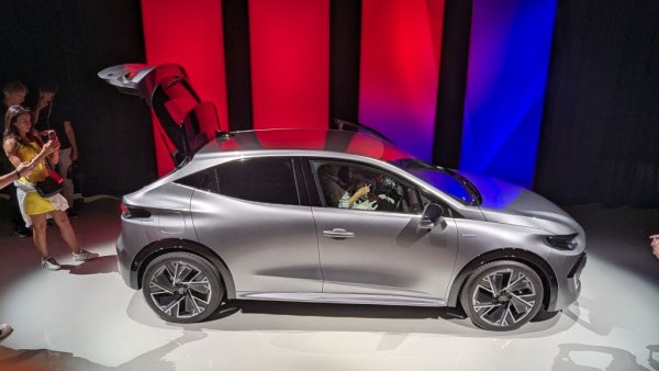 Колата е пораснала и като размери - с близо 7 см по-дълга и с 4 см по-широка. На височина Clio печели едва 1.1 см, но по-мускулестите калници и извисяващата се линия на прозорците го карат на прилича на мини-SUV. 
Предната решетка е значително по-голяма, изпъкнала и декорирана със стилизирани ромбове, напомнящи логото на марката. Clio се предлага с до 18-цолови джанти. 
