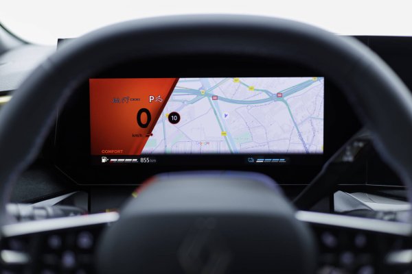 Воланът е с нов дизайн, познат от по-скъпите модели в актуалната гама на Renault, и е доста по-бърз - 2.6 оборота от крайно до крайно положение, вместо 3.3 оборота, както бе досега. Върху волана е преместен бутонът Multi-Sense за избор на режимите на шофиране. Новото Clio е и рекордьор в гамата на Renault като използвани рециклирани материали в интериора - малко над 33 процента. 
