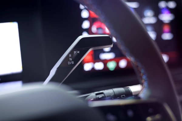 Въпреки увеличените външни размери, вътрешното пространство е пораснало съвсем умерено. Новостите тук са централна конзола с удобно затварящо се отделение за вещи. Clio има два USB-C порта отпред и индукционно зарядно устройство в по-високите версии. 
Информационната система OpenR Link включва вградени Google услуги като Google Maps, гласовият асистент Google Assistant (който може да контролира и някои функции на автомобила) и Google Play с достъп до над 100 приложения. 
Клиентите вече получават 2 GB безплатни данни на месец в продължение на три години.
