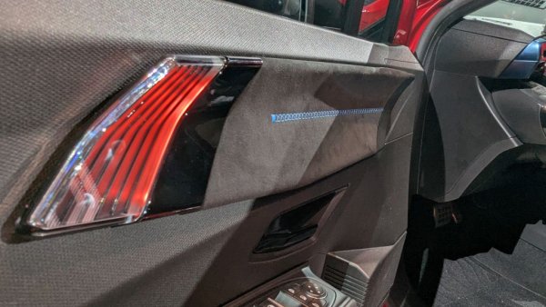 Новото Clio е и рекордьор по броя на електронни асистиращи системи - цели 29 в най-добре оборудваните версии. За пръв път в този модел се появяват интелигентен адаптивен круиз контрол, аварийна корекция на траекторията при риск от сблъсък отпред или отзад, и активен спирачен асистент при движение на заден ход. Clio може да спре аварийно, ако засече продължително бездействие на водача. 