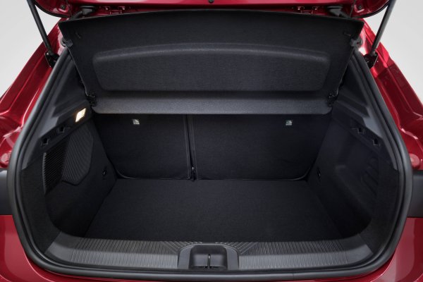 Багажникът е пораснал значително и вече побира (в нехибридните варианти) 391 литра - с 11 повече от актуалния Volkswagen Golf. Прагът на багажника е с 4 см по-нисък от досега за по-лесно товарене, а бутонът за отварянето е интегриран директно в задната врата.
