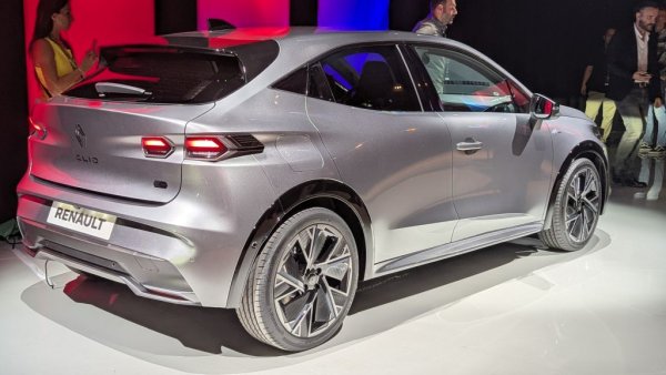 Въпреки радикалните промени в дизайна, новият модел остава върху познатата платформа CMF-B, на която са построени и множество други модели на Renault като Captur и Symbioz. Сега обаче е обърнато повече внимание върху шумоизолацията. 
