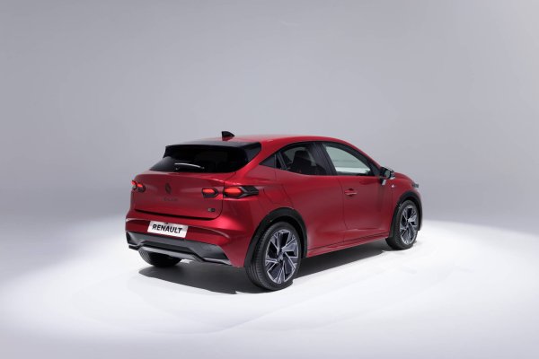 Най-големите ползи от този агрегат би трябвало да се усещат в градска среда, където според Renault в 80% от времето автомобилът може да се движи само на ток. Обявеният среден разход е 3.9 литра на 100 км в комбиниран цикъл, което означава, че хибридното Clio има пробег над 1000 км с едно зареждане на гориво. 
