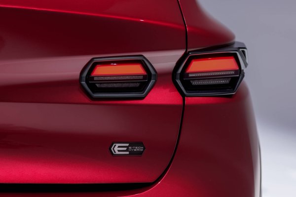 Многорежимната трансмисия, създадена първоначално за F1, позволява много гъвкави режими на работа: хибридното Clio може да се движи само на електричество, може да комбинира бензиновия и електрическия мотор за задвижване на колелата, може да ползва ДВГ за зареждане на батерията, докато електромоторът задвижва колелата, или може да действа изцяло с двигателя с вътрешно горене. Въртящият момент се е увеличил с 22 Нм за по-лесни изпреварвания. 
