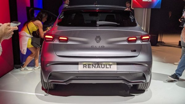 Освен хибридната версия, която ще е най-скъпа в гамата, новото Clio се предлага с още два варианта на задвижване - 1.2-литров трицилиндров бензинов турбомотор със 115 конски сили, или версия Eco-G със 120 к.с. с вградена газова уредба. Голямата новост тук е, че двугоривната версия вече се предлага с автоматична скоростна кутия с двоен съединител (EDC). 
