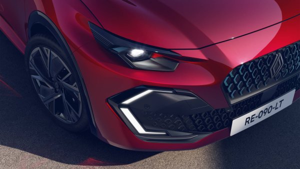 1,8-литров 4-цилиндров full hybrid (160 к.с./172 Нм от 1,8-литровия двигател, 205 Нм от електрическия мотор), интелигентна скоростна кутия с различни режими
CO2 емисии: от 89 г/км (комбиниран цикъл)
Разход на гориво в комбиниран цикъл: 3,9 л/100 км
0-100 км/ч: 8,3 секунди
