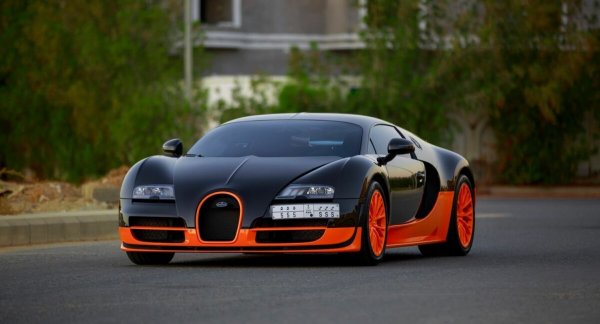 За да смени маслото в автомобила си, собственикът трябва да плати 21 000 долара. Цената се обяснява не с факта, че това е най-бързата и най-скъпа кола за времето. Машината трябва да бъде вдигната, да се свалят задните колела, както и всички панели от каросерията в тази част, но и това не е причината. Двигателят на Veyron побира 18 литра масло, за чието изливане са предвидени 16 отвора. Отварянето на пробките става в определен ред, а самото масло е с висок вискозитет и смяната му отнема време - цели 27 часа.