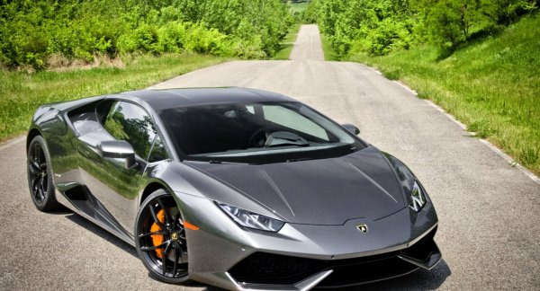 В двигателя на италианската суперкола няма толкова много пробки като при Veyron. Те са два пъти по-малко, но и това не опростява процедурата. За да се стигне до тях се сваля защитата на мотора, която се крепи на 50 болта. Все пак цената е доста по-поносима - 1000 долара.