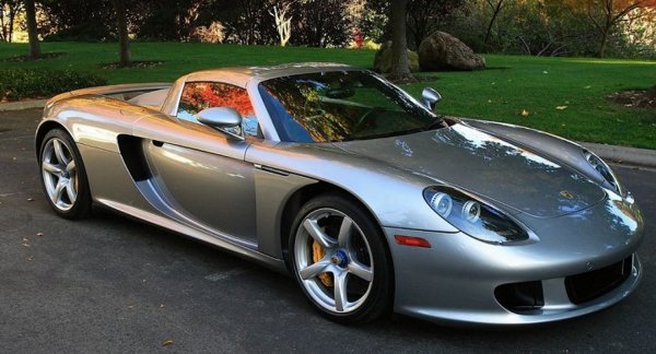 За да се стигне до пробката и маслените филтри при този автомобил, той трябва да се вдигне и да се свали защитата на мотора, която заема повече от половината от дъното. Процесът е много сложен, защото колата се вдига само за предната част, която трябва да остане в хоризонтално положение. Съответно, има нужда от подемник със специално закрепване. Заради това и цената е 5000 долара.