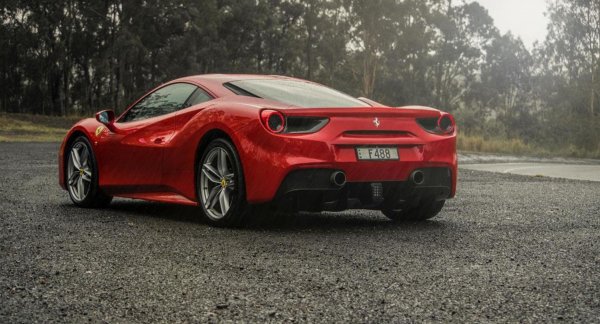 Изливането на старото масло от двигателя на този автомобил става през 4 пробки, като достигането до тях е много сложно и се налага сваляне на капака за защита на двигателя и на дифузьора на задната броня. Самата процедура не е от най-сложните, но механикът се нуждае от специален комплект инструменти, който е доста скъп. Това също е причина за тази цена на услугата.