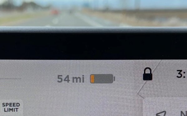 Другият ключов въпрос е кога трябва да се смени батерията на електромобила. Повечето модели на този пазар все още са твърде нови и не се е стигнало до масови смени. Но от опита на пионери като Nissan Leaf, Renault Zoe, BMW i3 или Tesla Model S можем да заключим, че батериите като цяло спокойно издържат осемте години на гаранцията, а вероятно и повече. Те губят около десетина процента от капацитета си през първите 30-40 хиляди километра пробег заради естествени химични процеси в батерията, но след това темпото се забавя. 
