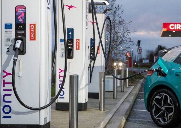 Загубата на капацитет много зависи и от начина на експлоатация. Батерии, които често се разреждат почти до нула, и редовно се зареждат на бързи зарядни станции, имат много по-кратък живот. Вярно е, че при съвременните електромобили има вградени буфери, които не ви позволяват да разреждате батерията напълно, нито да я зареждате до реалните 100%. Но въпреки това подобна експлоатация съкращава живота им рязко. Затова никак не е добра идея да купувате електромобил, който е бил използван за доставки, куриерски услуги или от компания за споделено пътуване като Spark например. 
