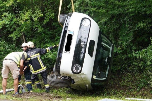 Ако купувате електромобил на възраст около пет години, е добре да потърсите такъв с все още валидна гаранция на батерията. Стандартно тя е 8 години или 160,000 км пробег - ако преди изминаването им капацитетът на батерията падне под 70%, имате право на безплатна подмяна. 
Различните компании имат различни условия за гаранцията, но най-общо тя изисква обслужване в официални или сертифицирани сервизи. Случаят с колите в Горубляне и Дупница обаче рядко е такъв. Голямата част от тях са претърпели застрахователни щети на запад и са бракувани, защото твърде високата цена на труда там прави ремонта им нерентабилен. Българските прекупвачи ги взимат на безценица и отремонтират на родна земя, което им позволява да ги продават тук на цени, по-ниски от тези в Германия например. Само че не се надявайте на гаранция. Затова нека видим колко струва подмяната на батерията при някои от по-популярните модели на пазара. 
