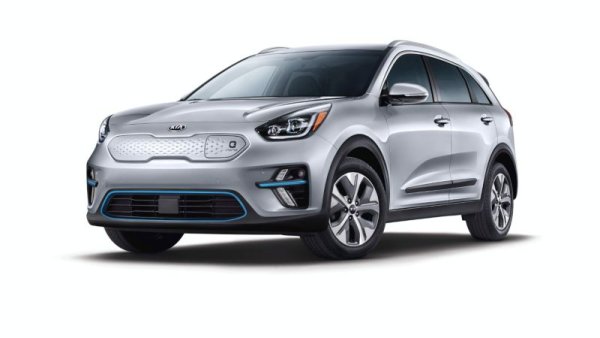 Също като Hyundai, и Kia не обявява цени за цяла батерия, а само за отделни модули. Но поне тук ценоразписът не е чак толкова надут - смяната на цяла батерия за Soul EV струва около 6000 евро, а при електрическата Kia e-Niro - около 10,000 евро. 
