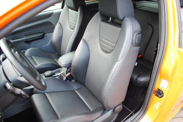 2008 Ford Focus ST. Оборудван е с пет цилиндров агрегат с обем 2.5 литра и мощност 225 к.с. Ускорението от 0 до 100 км/час е за 6.8 сек.