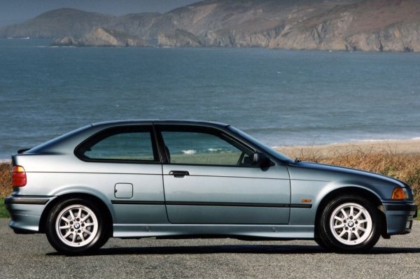 BMW 318ti беше спортен хечбек, базиран на популярния седан 3-Series. Странно, но този хечбек/купе със задно предаване, базирано на една от най-продаваните коли на планетата, така и не привлече много клиенти. Първото поколение на 3-Series Compact беше оборудвано с повечето от по-малките двигатели в гамата на E36, включително мотори с обем 1.6, 1.8, 2.0 и 2.5 литра. 

Версията 318ti получи 1,8-литров редови двигател с 4 цилиндъра, който произвеждаше само 138 к.с., отиващи към задните колела. BMW 3-Series Compact може да изглежда елегантен и бърз, въпреки че ускорението от 0 до 100 км/ч отнема повече от 10 секунди.