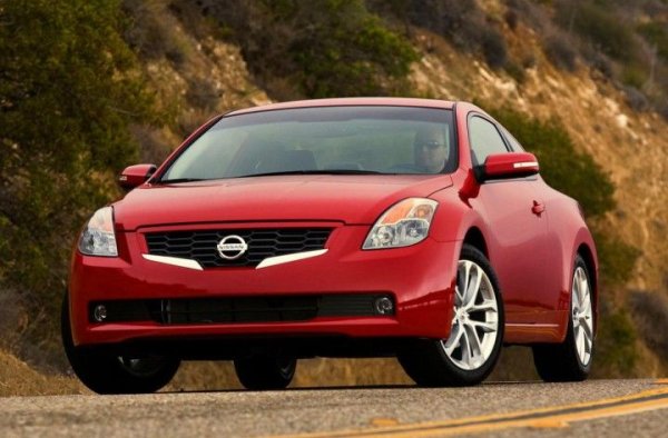 Четвъртото поколение Nissan Altima беше представено през 2006 г. и беше първото, изградено върху новата, по-малка платформа, използвана от моделите Maxima и Murano. Базовата Altima е оборудвана с 2,5-литров 4-цилиндров двигател, съчетан или с 6-степенна механична, или с безстепенна (CVT) трансмисия. 

Altima 2.5 произвежда 175 к.с. и изпраща цялата мощност само към предните колела, като вдига 100 км/ч от място за 8 секунди. След фейслифта през 2009 г. вече се предлага само със CVT, а 6-степенната ръчна трансмисия е опция, за която трябва специална заявка.  