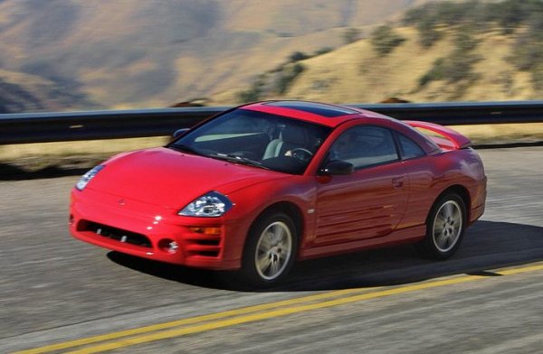 Mitsubishi Eclipse е един от най-известните модели, създавани някога от японския производител. Първото и второто поколение се предлагат със сравнително мощни 4-цилиндрови двигатели с турбокомпресор, докато третото е оборудвано с невпечатляващ V6 двигател и използва платформа на Chrysler с предно задвижване – същата, използвана за Chrysler Sebring и Dodge Stratus. 

Дизайнът е приемлив, особено, ако колата се гледа отстрани. На външен вид изглежда, че Eclipse може да победи Dodge Challenger R/T в драг-състезание, но реалността е друга – моделът на Mitsubishi ще загуби подобно състезание дори от Toyota Camry V6. Въпреки, че поне на хартия, ускорението от 0 до 100 км/ч не е чак толкова слабо – 6,8 секунди.