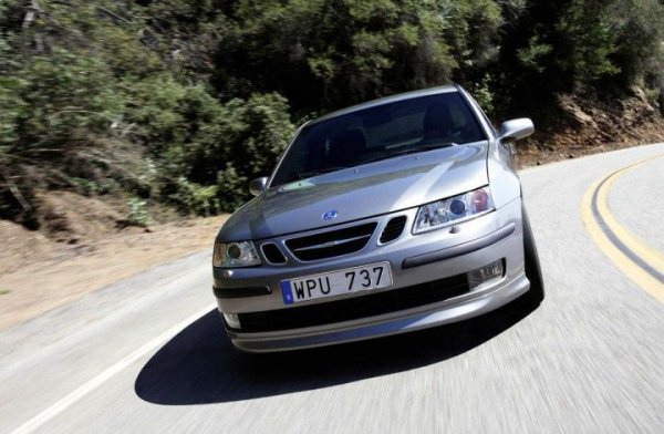 SAAB 9-3 е една от най-готините „нормални“ коли, като това се дължи на факта, че SAAB беше една от най-забележителните автомобили компании в историята. Моделът 9-3 е базиран на Opel/Vauxhall Vectra, но шведите са променили междуосието и окачването на модела.

Един от двигателите, предлагани за SAAB 9-3 e 2,0-литров с турбо, който е разработка на GM и развива 207 к.с. Мощността се изпраща към предните колела чрез 5-степенна механична или автоматична трансмисия. Като цяло тази версия не впечатлява с динамика, като вдига 100 км/ч за 7,6 секунди.