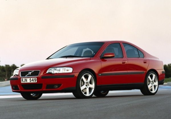 Моделите Volvo има същата репутация като SAAB в смисъл, че изглеждат бавни, но всъщност са соста бързи. Това важи и за S60, чието първо поколение се задвижва от редови двигатели с 5 цилиндъра, започвайки от 2,0-литров и завършвайки с мощен 2,5-литров.

За съжаление, базовото S60 2.4 беше задвижван от версия на двигателя без турбокомпресор, която развива само 138 к.с. Мощността отива към предните колела чрез 5-степенна механична или автоматична трансмисия. Това беше един просторен и практичен семеен седан, който обаче никога не е бил бърз – ускорението до 100 км/ч от място става за 10 секунди.