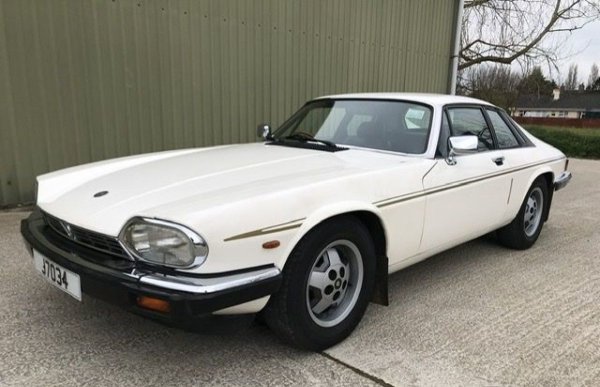 Jaguar XJS беше най-добрият гранд турър на британската марка, като се появи през 1975 г., за да замени E-Type. Моделът остава в производство невероятните 21 години, преди да бъде спрян в полза на XK8 през 1996 г. Първоначално XJS се задвижваше от 5,3-литров V12 – който по-късно беше модернизиран до 6,0-литров, а през 1981 г. се появи „по-евтина“ алтернатива с редови шестцилиндров двигател. 

Версията V12 произвеждаше 263 к.с. и имаше максимална скорост от 260 км/ч, но в случая  нейното достигане отнема доста време. Ускорението от 0 до 100 км/ч става за 6,6 секунди, но от 100 до 200 км/ч времето е цели 22,8 секунди. Освен това, през 90-те години XJS вече беше далеч остарял и отстъпваше значително на конкурентите си.