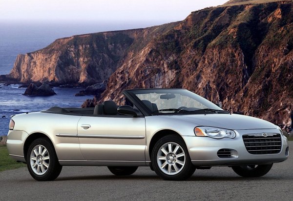 Chrysler Sebring определено няма да спечели наградd за най-добър автомобилен дизайн на годината, като това важи за всички поколения на модела. Първото и второто следваха почти един и същи дизайн, докато третото получи напълно нов стил. Втората генерация се предлагаше като седан, купе или кабриолет, като всички получиха 4-цилиндрови двигатели, както и V6.

Въпреки, че са построени на една и съща платформа, седанът/купето и кабриолетът имат различни мотори. Там, където седанът и купето бяха налични с 3,0-литров V6, заимстван от Mitsubishi, кабриолетът беше с 2,7-литров V6 с 200 к.с. Не че има голямо значение, тъй като нито една от версиите не беше особено бърза &ndash; най-слабият вариант се нуждаеше от 8,9 секунди за ускорение от 0 до 100 км/ч.