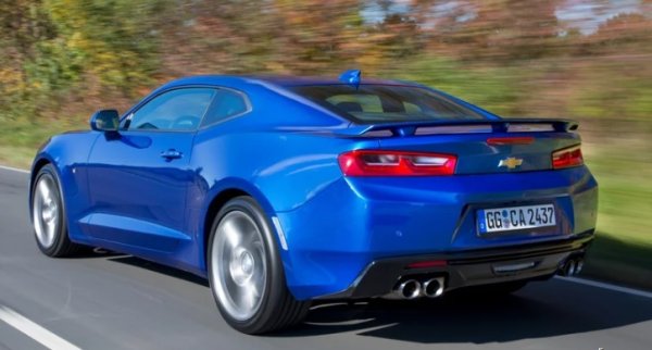 Емблематичен и мощен автомобил от десетилетия, тази легенда излезе в пенсия преди броени месеци. Но въпреки всички похвали, които получава спортната кола на Chevy, има често срещано оплакване за мъртвите точки. Един поглед към тесните прозорци ви кара да се чудите колко трудно е да видите нещо, докато се движите на заден ход. Всъщност собствениците сравняват Camaro с танк Panzer по отношение на видимостта.

Тази спортна кола включва опустошителна комбинация от малки прозорци, широки колони, поддържащи покрива, и дълъг преден капак, който сериозно влошава способността на шофьора да вижда наоколо. За щастие, подобно на Spark, Chevrolet предлага някои много необходими технологии за подпомагане на водача. 
