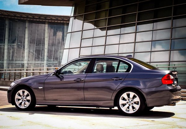 Редови мотор с 6 цилиндъра и без никакви турбини - направо класика. За съжаление, в случая с двигателя N52B25 с обем 2,5 литра инженерите са се престарали. Агрегатът е направен от магнезиева сплав и често има проблеми с буталата, които в по-ранната си версия имат компресионен пръстен. Той бързо губи еластичността си и не ограничава притока на масло в горивната камера. Съответно и разходът на масло се повишава.

Подмяната на пръстените не решава проблема, трябват нови бутала. Двигателят също така е склонен към коксуване, което води до замърсяване на дроселната клапа и на системата Valvetronic. Катализаторите и сензорите за кислород също се увреждат, което води до генерална повреда на задвижващия агрегат.
